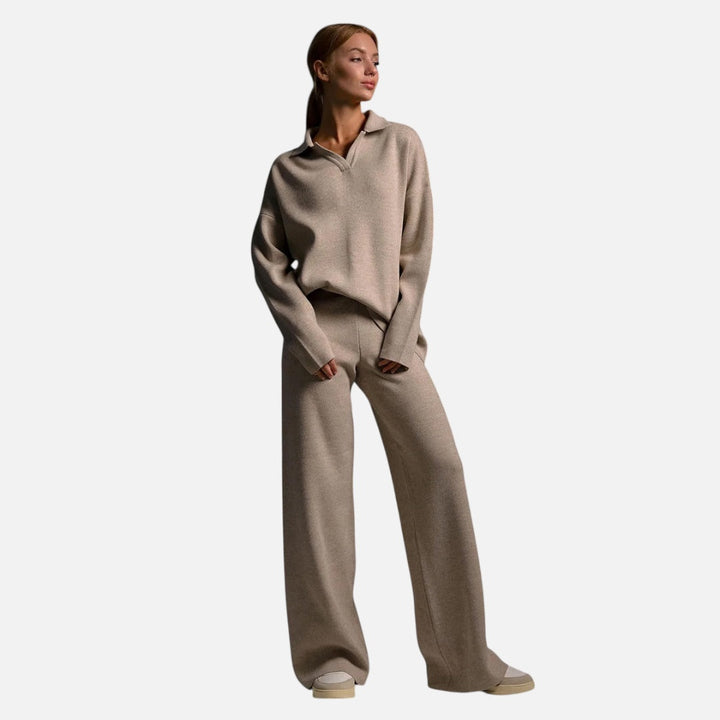 Helen - Ženski set širokih pantalona i pletenog polo majice.