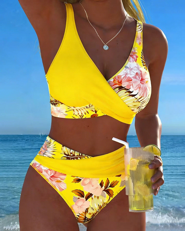 Bikini sa kontrastnim cvjetnim uzorkom i prorezom