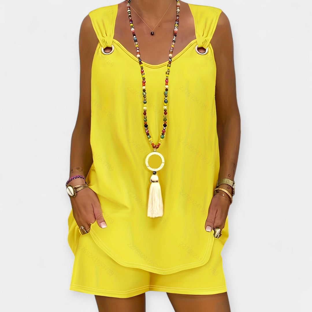 Set sa bezrukom bluzom i šortsem